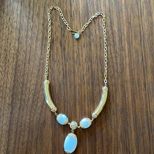 Vintage Womens golden pearl necklace